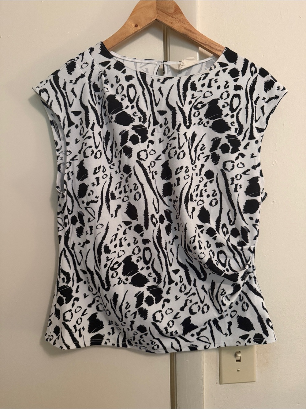 MELLODAY Black and White Animal Print Cap-Sleeve Twist Top